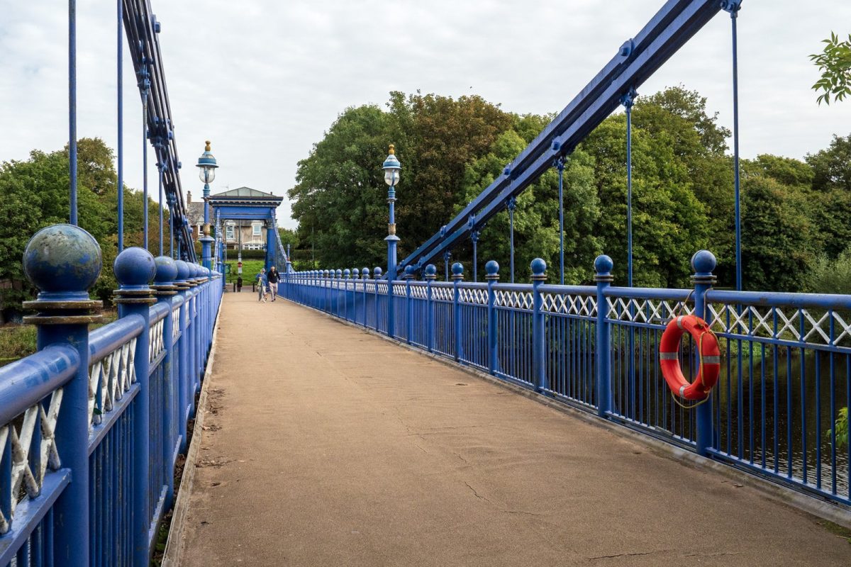 Pasarela colgante azul de St Andrew sobre el río Clyde en Glasgow