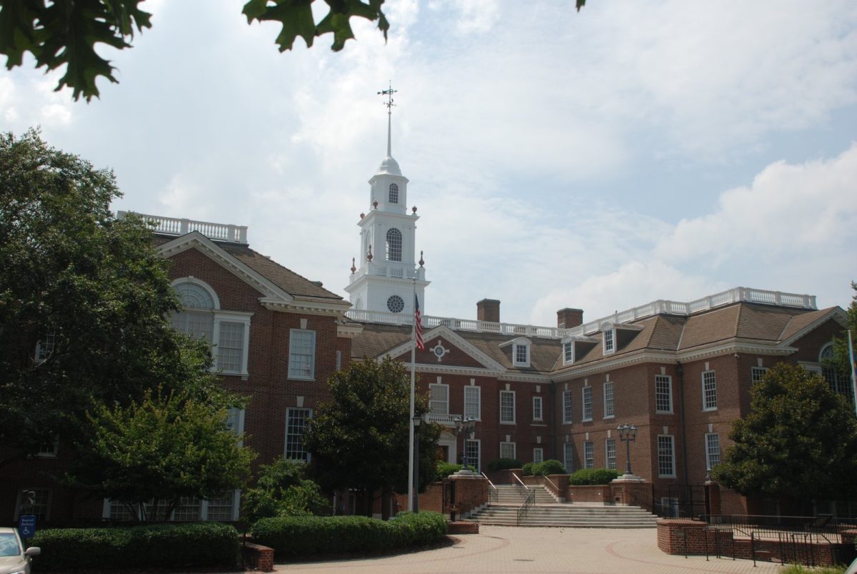 Fachada de ladrillo rojo del Legislative Hall de Dover, Delaware, con su torre blanca y la bandera estadounidense