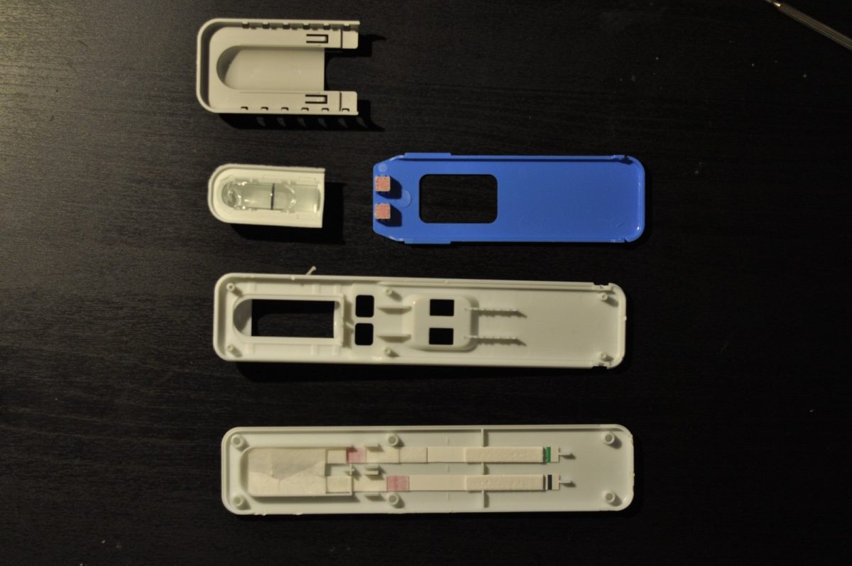 Piezas de un test rápido de drogas desmontado, con las tiras reactivas a la vista